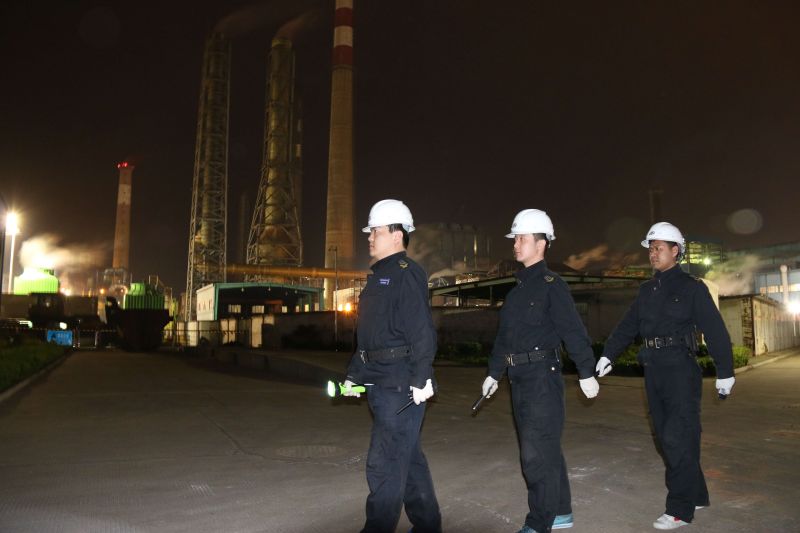 保安员加强夜间厂区巡逻.jpg